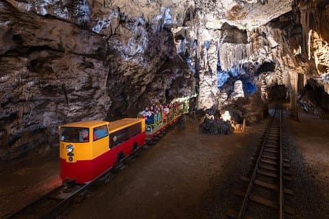 Privat tur til Postojna-hulen og Predjama-slottet fra Koper