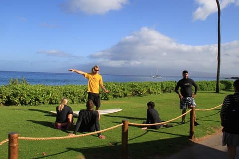 Lezione di surf di gruppo sulla spiaggia di Ka'anapali