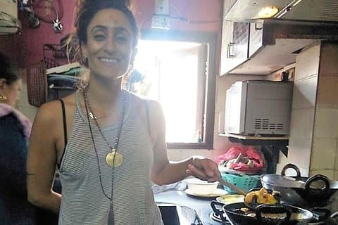 Cucina e vesti con la famiglia indiana della classe media!