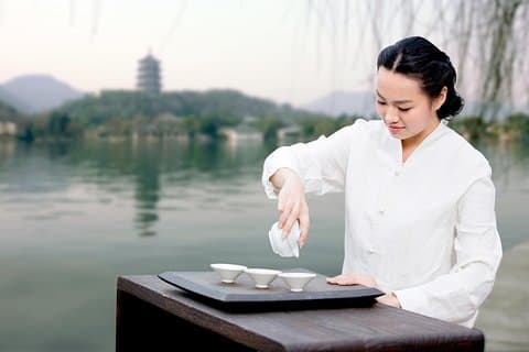 温かい茶芸術パフォーマンスのための私有杭州ツアー