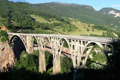Nort van Montenegro Tara-brug en Ostrog-klooster