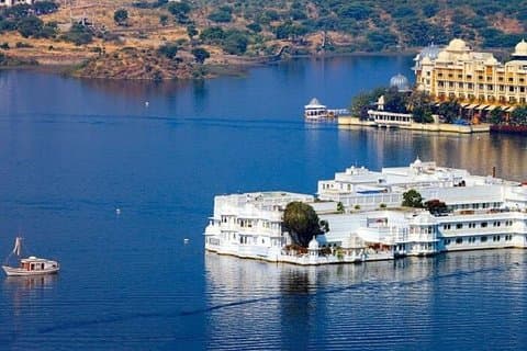 Excursión de un día a Udaipur Sightseeing con guía profesional y conductor