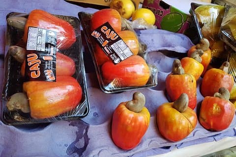 Mercado de agricultores e comida de rua local
