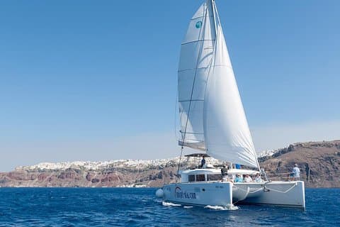 Santorin Excursion en catamaran en petit groupe (BBQ, boissons, transfert)