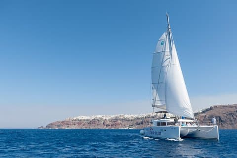 Croisière Privée du Lagon à Santorin sur Catamaran 450 avec Barbecue, Boissons et Transfert