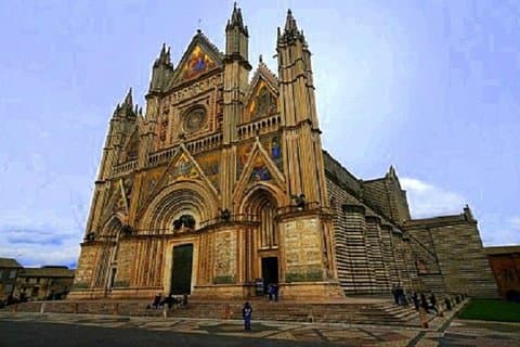 Traslado de lujo de Florencia a Roma con recorrido por Asís y Orvieto y almuerzo ligero