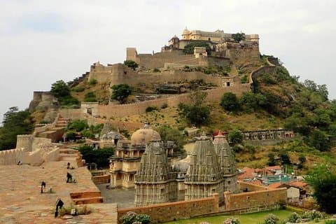 Utforsk Kumbhalgarh Fort & Jain Temple Tour fra Udaipur til Jodhpur