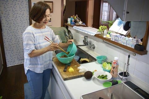 Cucina creativa giapponese in una bella casa di Tokyo con Makiko