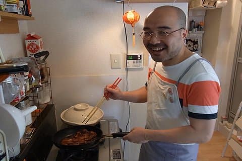 Praktisk japansk matlagning i ett Shinjuku hem kök med Satoru
