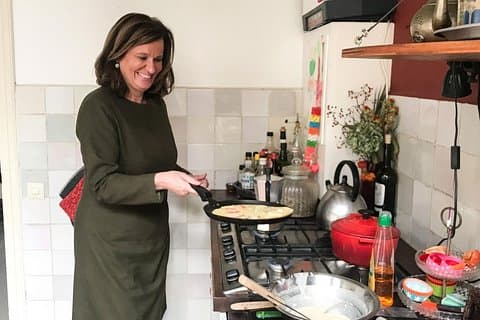 Privat hollandsk pandekager madlavning klasse i en Amsterdam Canal Hjem