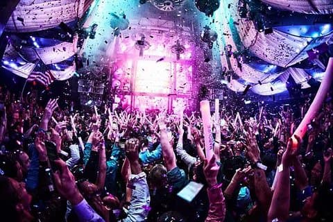 Recorrido en grupos pequeños por la vida nocturna de Shanghái: espectáculo acrobático y discotecas