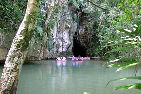 Xunantunich Maya Pyramid y Barton Creek Cave combinan en canoa