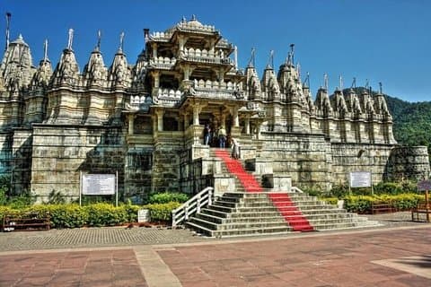 Trasferimento privato da Udaipur a Jodhpur tramite il tempio Jain e il forte di Kumbhalgarh