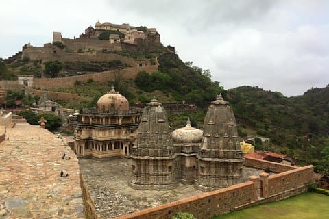One Way Kumbhalgarh Fort en Jain Temple Tour van Udaipur naar Jodhpur