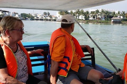 Visite guidée privée d'une demi-journée Explorez la campagne de Nha Trang en bateau en bois