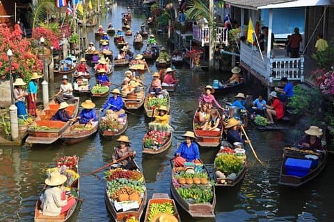 Flytende marked med Wat Bang Kung Temple og jernbanemarkedet