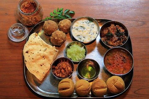 Tradisjonell middag med indisk familie i Jaipur med overføringer