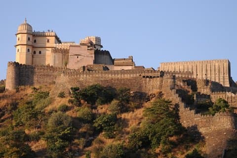 Traslado privado de Jaipur a Udaipur con el fuerte Kumbhalgarh