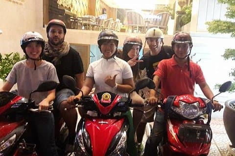 Visite nocturne de la cuisine de rue d’Hanoï en scooter