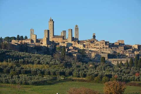 Trasferimento privato di sola andata: da Firenze a Roma con visita a San Gimignano e Siena