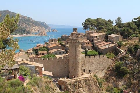 Costa Brava Day Sightseeing Tour with Boat Trip from Barcelona