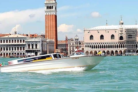 Transporte privado desde Venecia al aeropuerto de Treviso Sant'Angelo