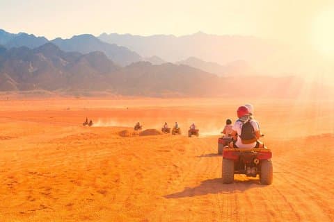 Voyage safari dans le désert au coucher du soleil en quad au départ de Marsa Alam
