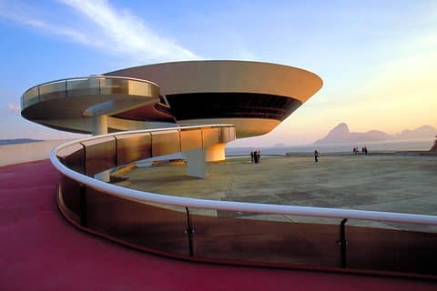 Tour della città di Niterói e ingresso al museo d'arte contemporanea con trasferimento