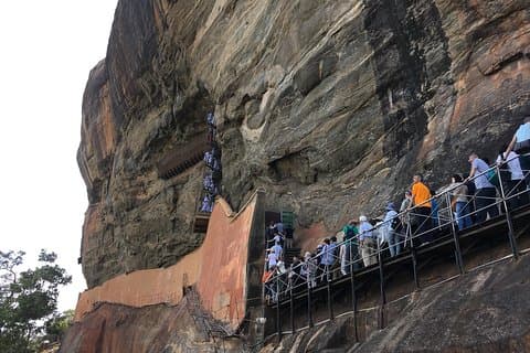 Excursión de un día a la fortaleza de roca de Sigiriya y al templo de la cueva de roca de Dambulla.