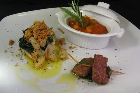 Classe de culinária de carne toscana com pequeno grupo de vinho
