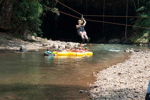 Privétour: Cave Tubing en Zipline Adventure vanuit Belize City