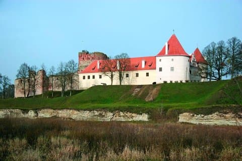 Mini Baltic Tour: Vilnius - Trakai - Heuvel van kruisen - Rundale - Bauska - Riga