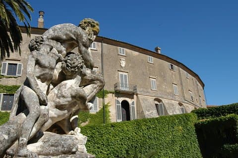 Porto di Livorno per Bolgheri regione vinicola e castello etrusco