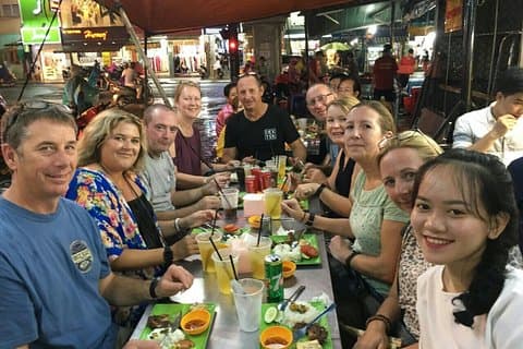 Ho Chi Minh City Street Mad tur med motorcykel om natten
