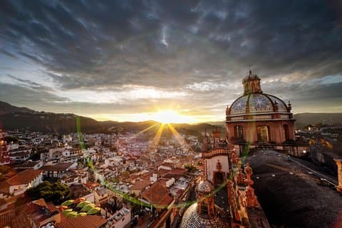 メキシコシティからのクエルナバカとタスコへの写真家とのプライベートツアー