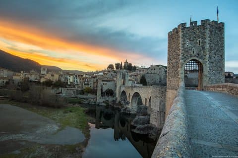 Visite privée de Besalú et des 3 villes médiévales avec prise en charge à l'hôtel au départ de Barcelone