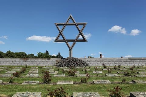 Viagem diurna incluindo entrada para o Campo de Concentração de Terezin saindo de Praga