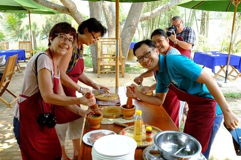Byliv i Hoi An Matlagningskurs, Båttur i trä, Lunch