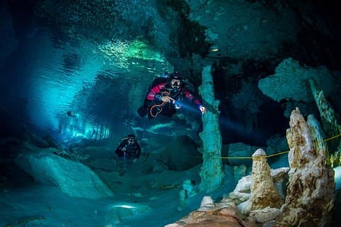 Cenote-Tauchabenteuer mit 2 Flaschen in Tulum für zertifizierte Taucher