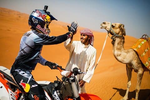Combinazione di cammelli e quad nel deserto del Sahara Douz