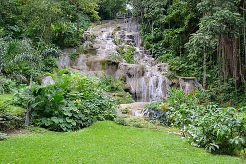 Gedeelde Konoko-watervallen en tropische tuintour vanuit Ocho Rios