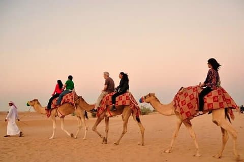 Safári no Deserto à Noite com Jantar de Churrasco