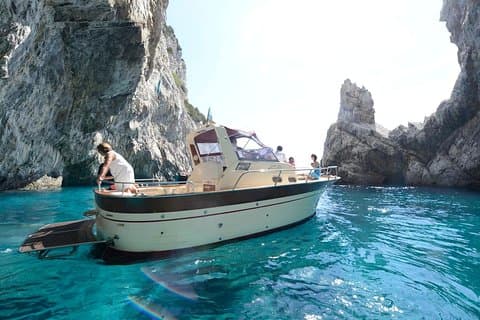 Giro in barca all'Isola di Capri con nuotata e limoncello, per piccoli gruppi