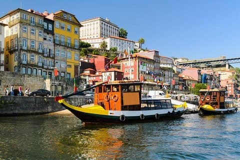 Porto, Lello bokhandel och Clérigos Tower privat tur från Lissabon
