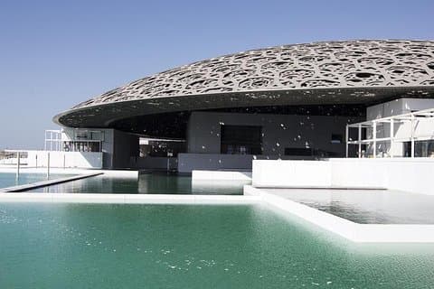 Excursión de día completo a Abu Dabi con entradas para la Gran Mezquita y el Museo del Louvre