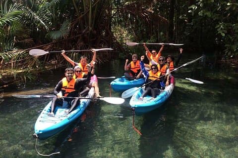 Kayak en la laguna oculta de agua dulce, viaje invisible a Krabi