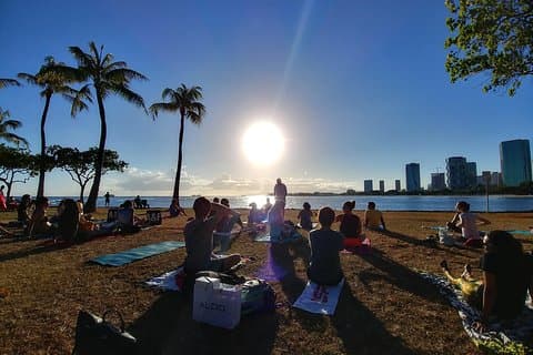 Fluxo de ioga ao pôr do sol na Ilha da Magia