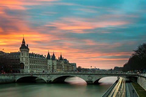 Tour privado por la noche en París, con luces mágicas de la ciudad y vibraciones locales