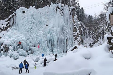 Hurtig vinterattraktion-isklatring i Mlaca-kløften i Mojstrana