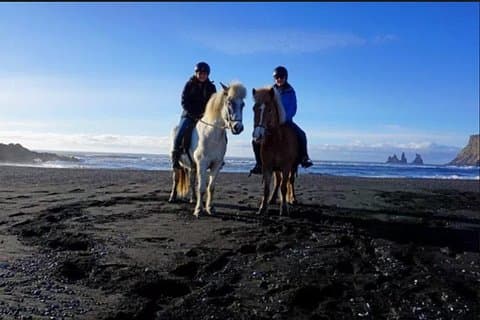 Montar a caballo en la playa de arena negra y el palacio de Ubud y el mercado de Ubud